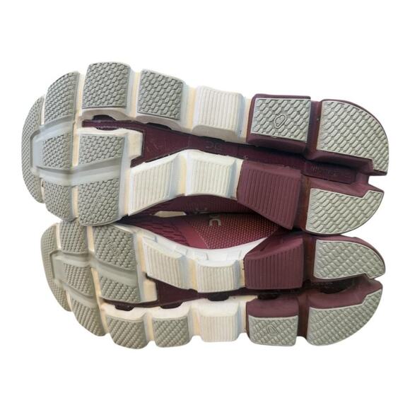 On Cloudflyer Running Shoe Berry Women size 8 - Picture 7 of 9